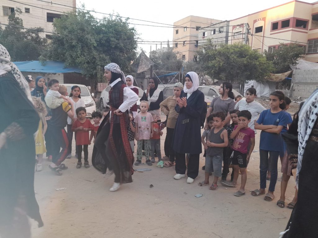 فريق مركز اليوسف خلال تنفيذ الأنشطة الميدانية