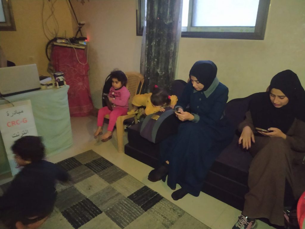 استفادة السيدات من خدمة الإنترنت الفايبر المجاني في مركز اليوسف